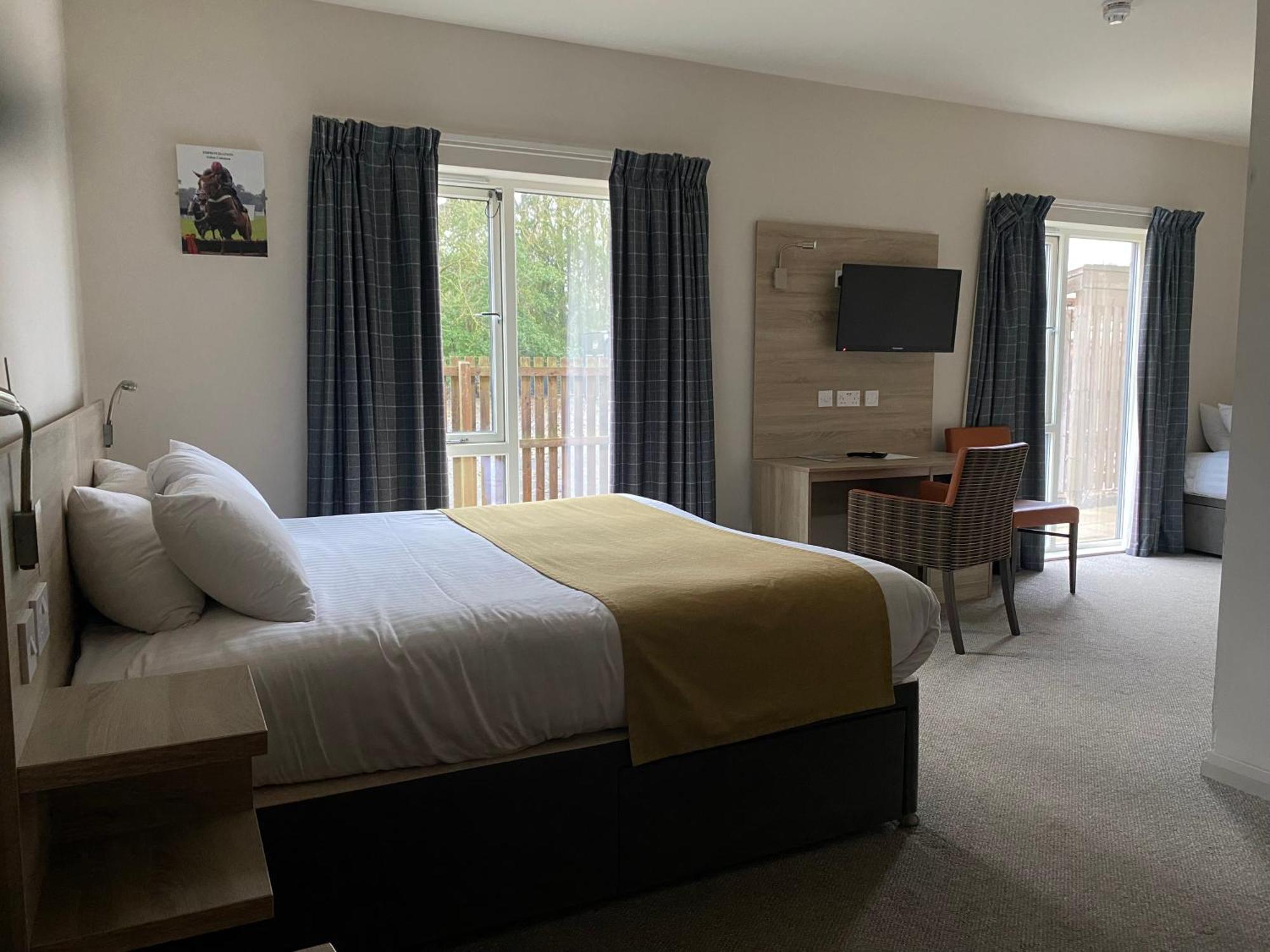 The Lodge At Perth Racecourse Екстериор снимка