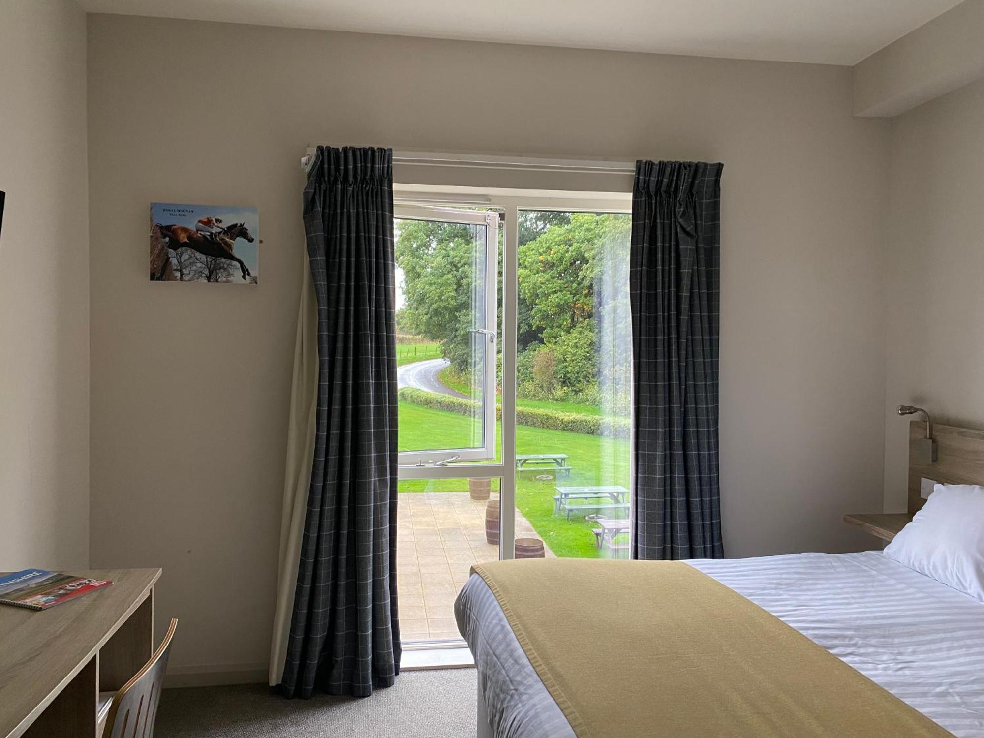 The Lodge At Perth Racecourse Екстериор снимка