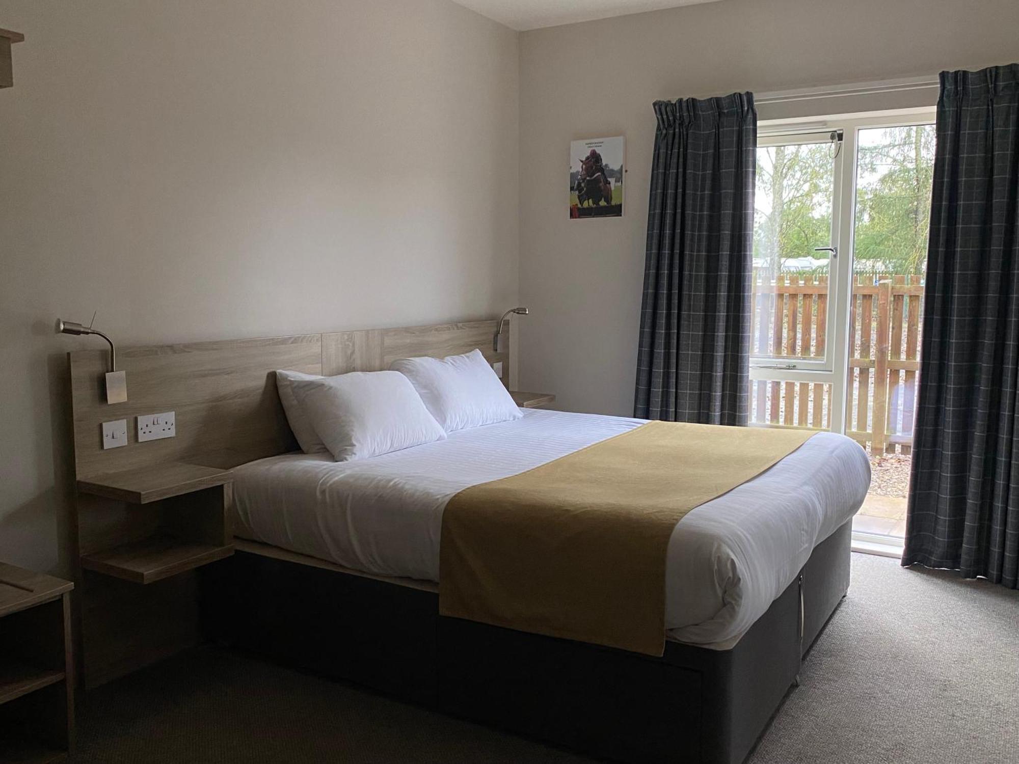 The Lodge At Perth Racecourse Екстериор снимка