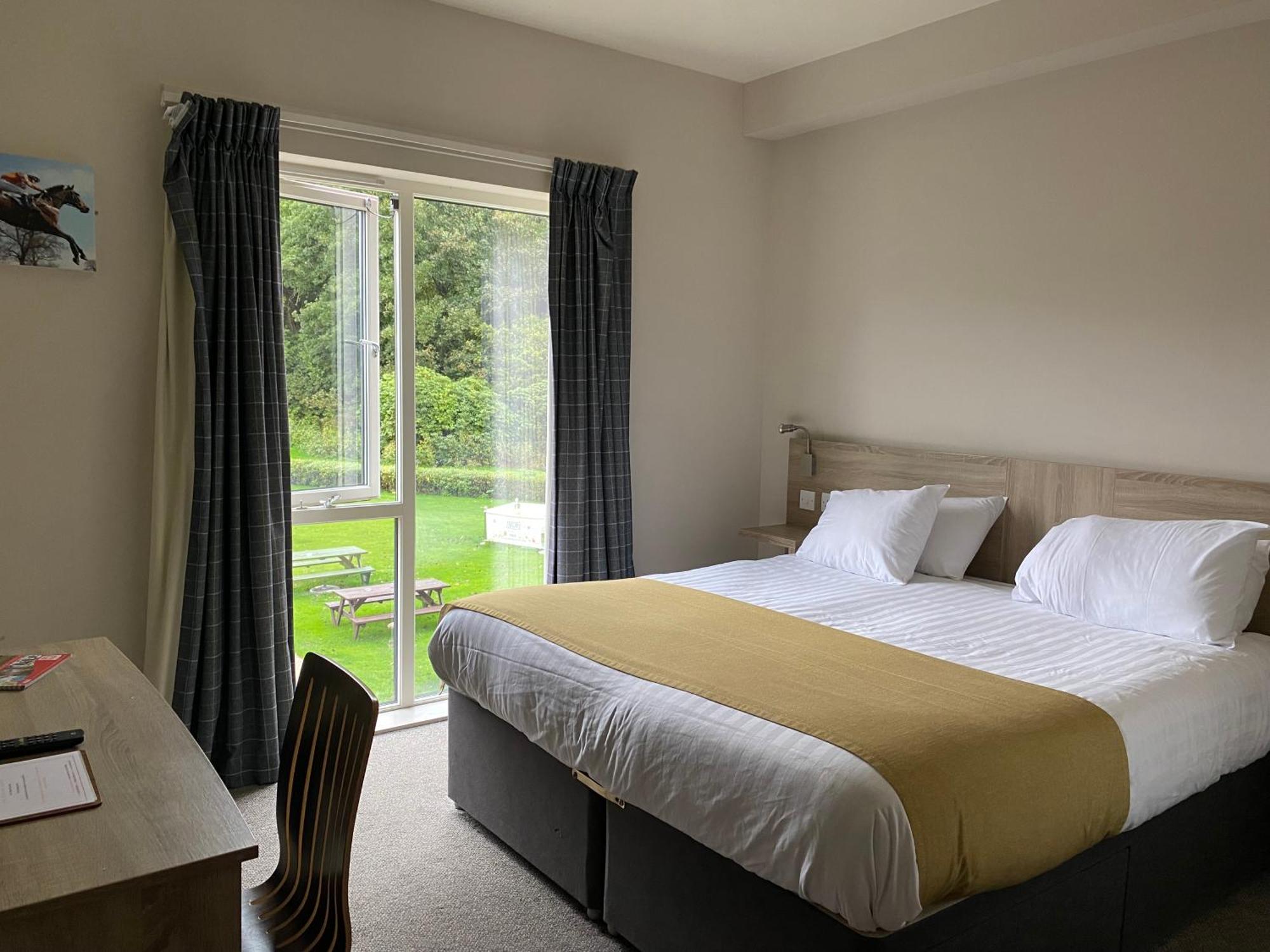 The Lodge At Perth Racecourse Екстериор снимка