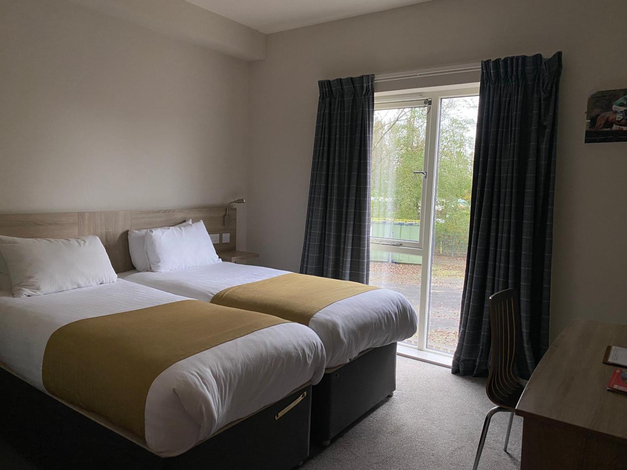 The Lodge At Perth Racecourse Екстериор снимка