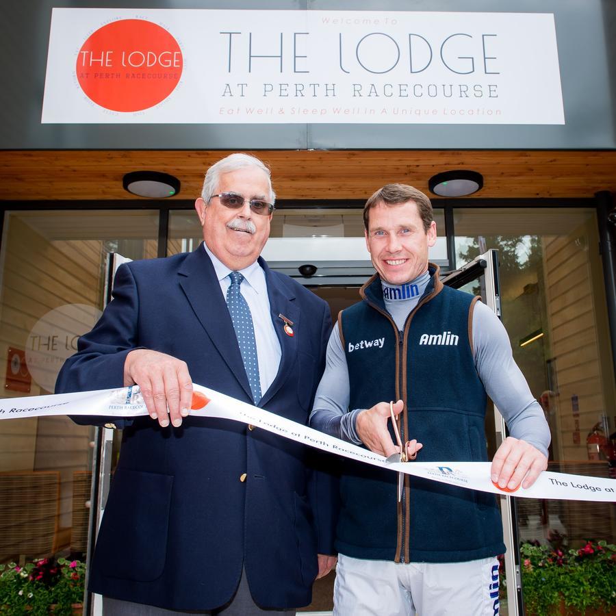 The Lodge At Perth Racecourse Екстериор снимка