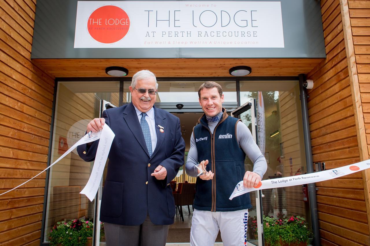 The Lodge At Perth Racecourse Екстериор снимка